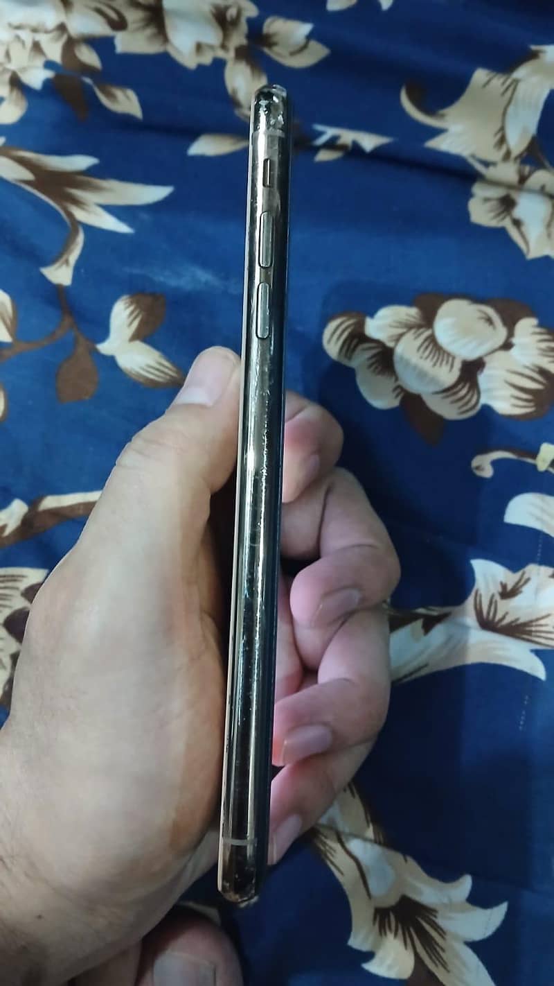 Apple iPhone XS Max 4