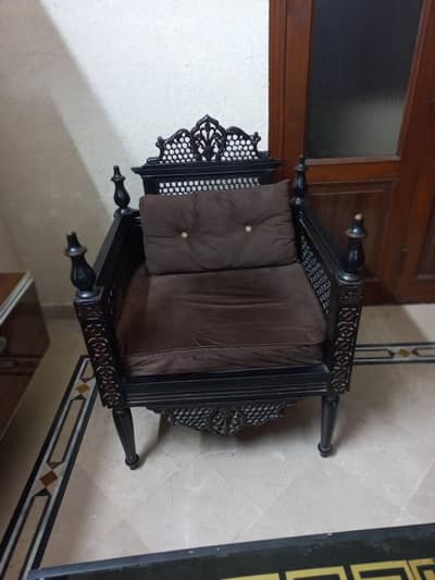4 seater sofa set in good condition made of wood