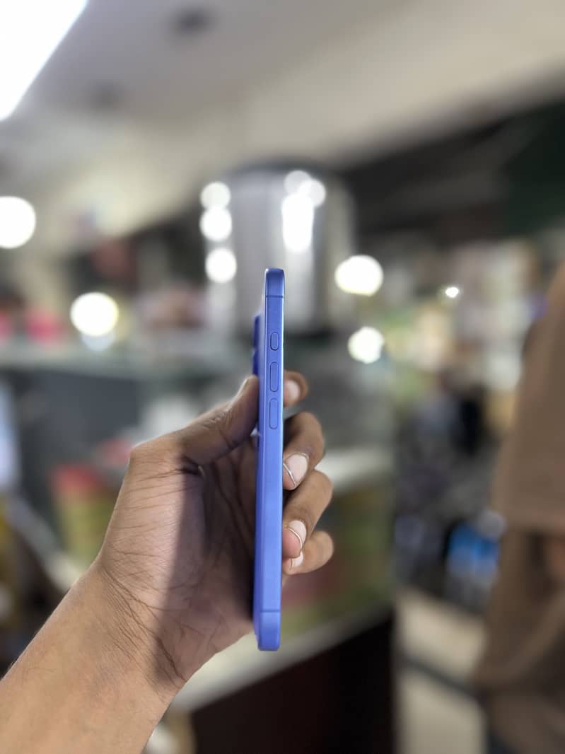 Apple iPhone 16 4