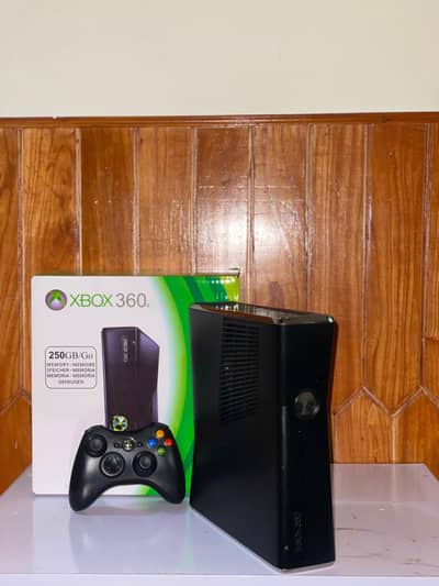 Xbox 360 slim 10/10 with games