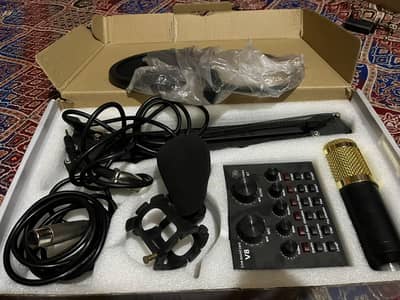 A professional condenser mic and sound card kit with Fantom Power
