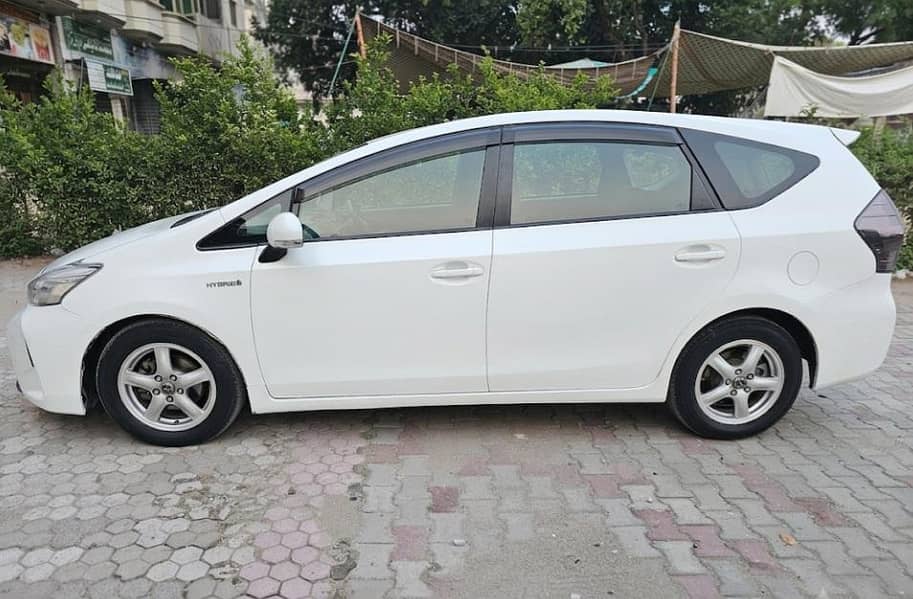 Prius Alpha 7 Seater 8