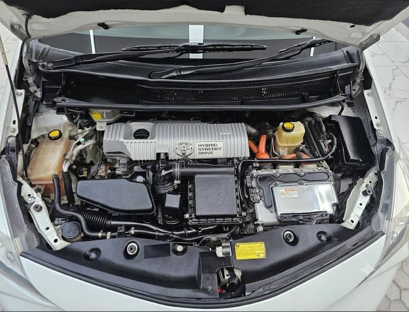 Prius Alpha 7 Seater 10