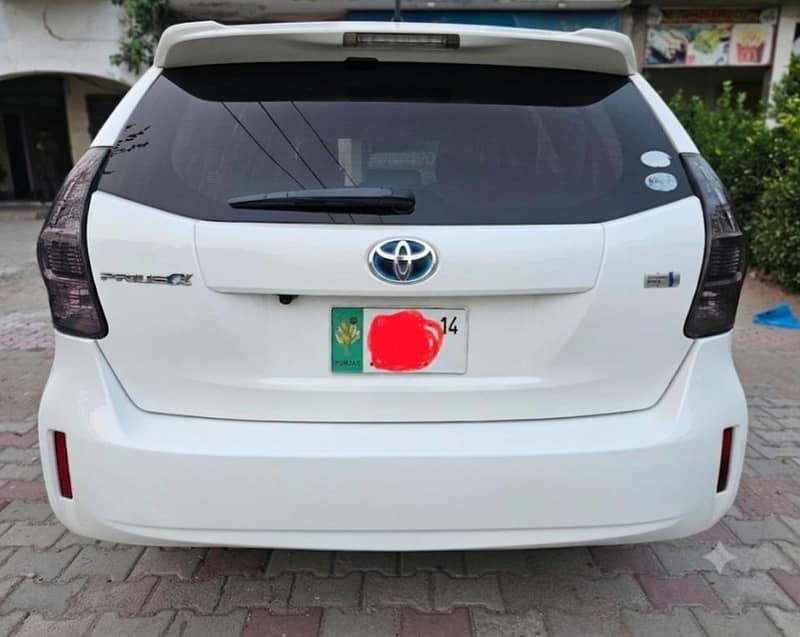 Prius Alpha 7 Seater 11