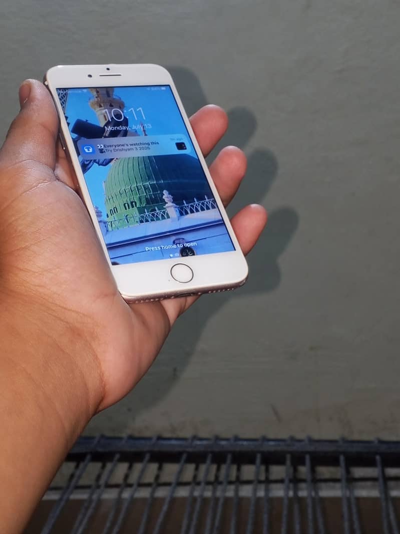 Apple iPhone 7 0