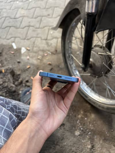 Apple iPhone 13