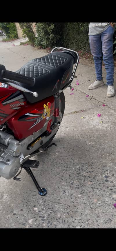 bike Chali nhe ha zada  khari Rahi ha owner bhair out of country hota