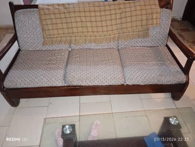3 seater sofa available in very good condition