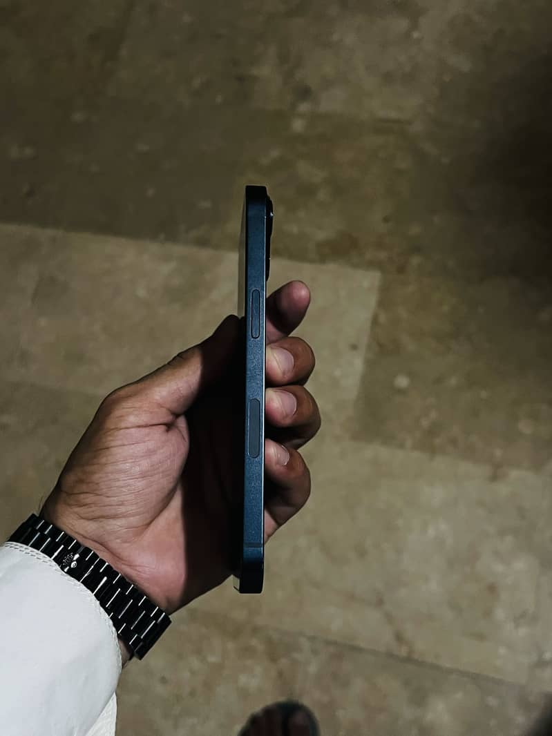 Apple iPhone 13 5