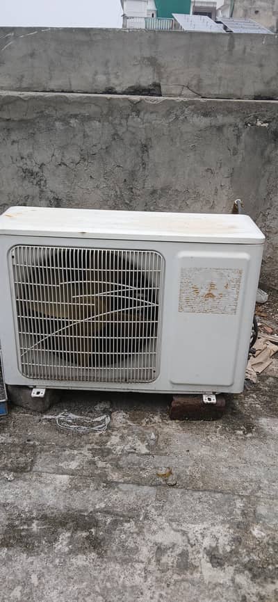 Green 1.5 Ton , AC in working
