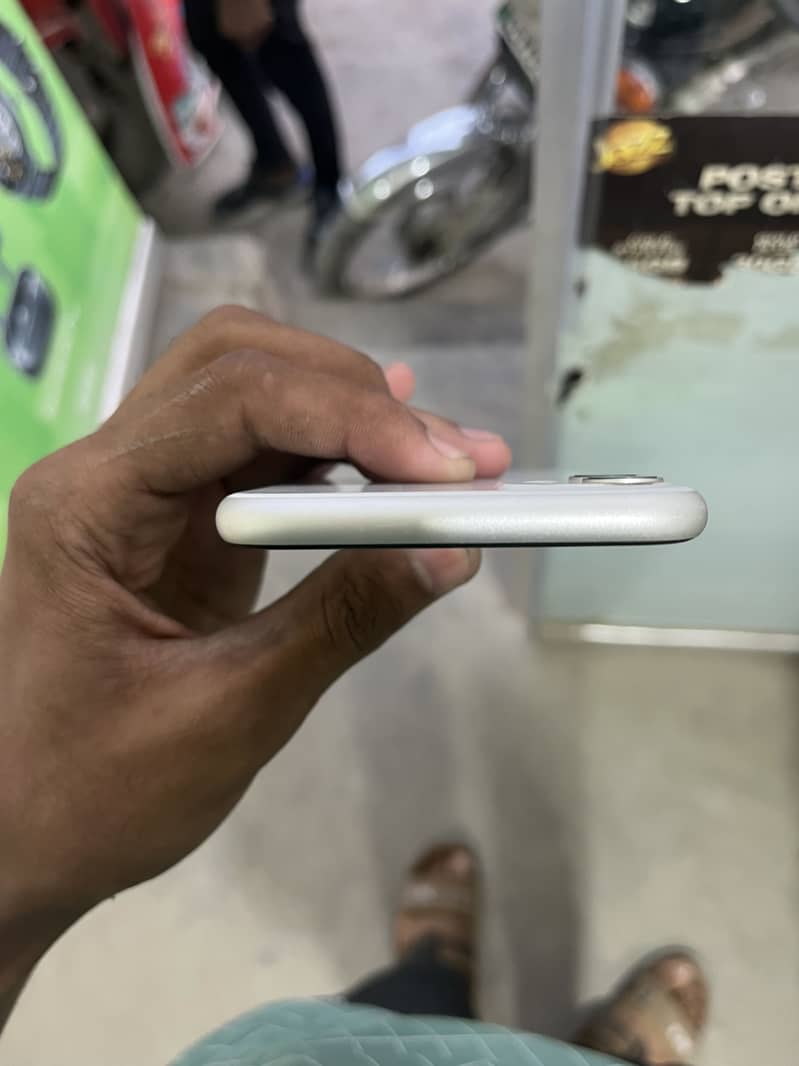 Apple iPhone 13 5