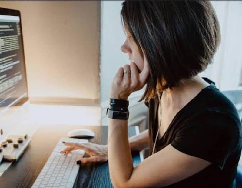 Female Manager //  Computer Operator 3