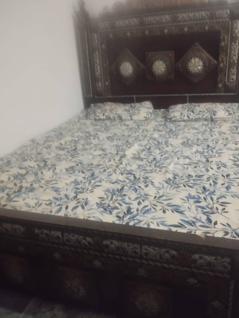 bed and dressing 0