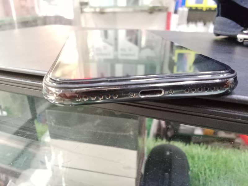 Apple iPhone X 4