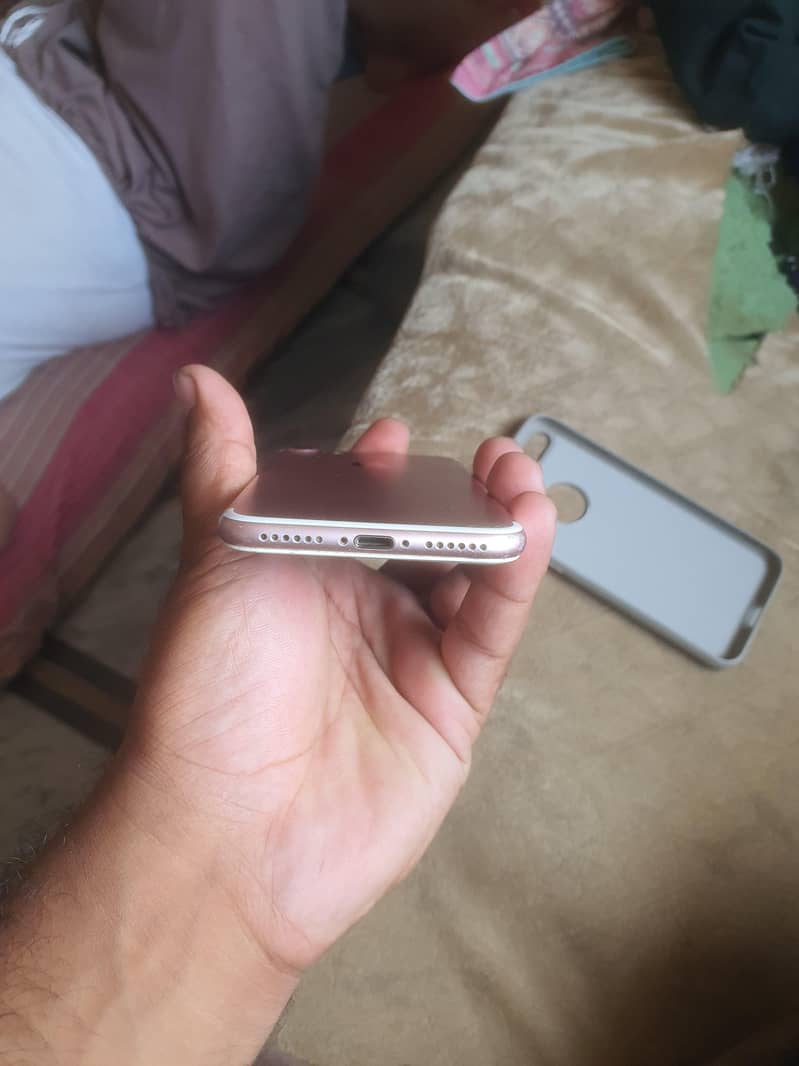 Apple iPhone 7 2