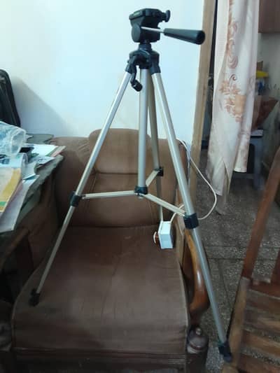 Adjustable professional tripod