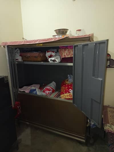 Bister wali Almaari (Paita)