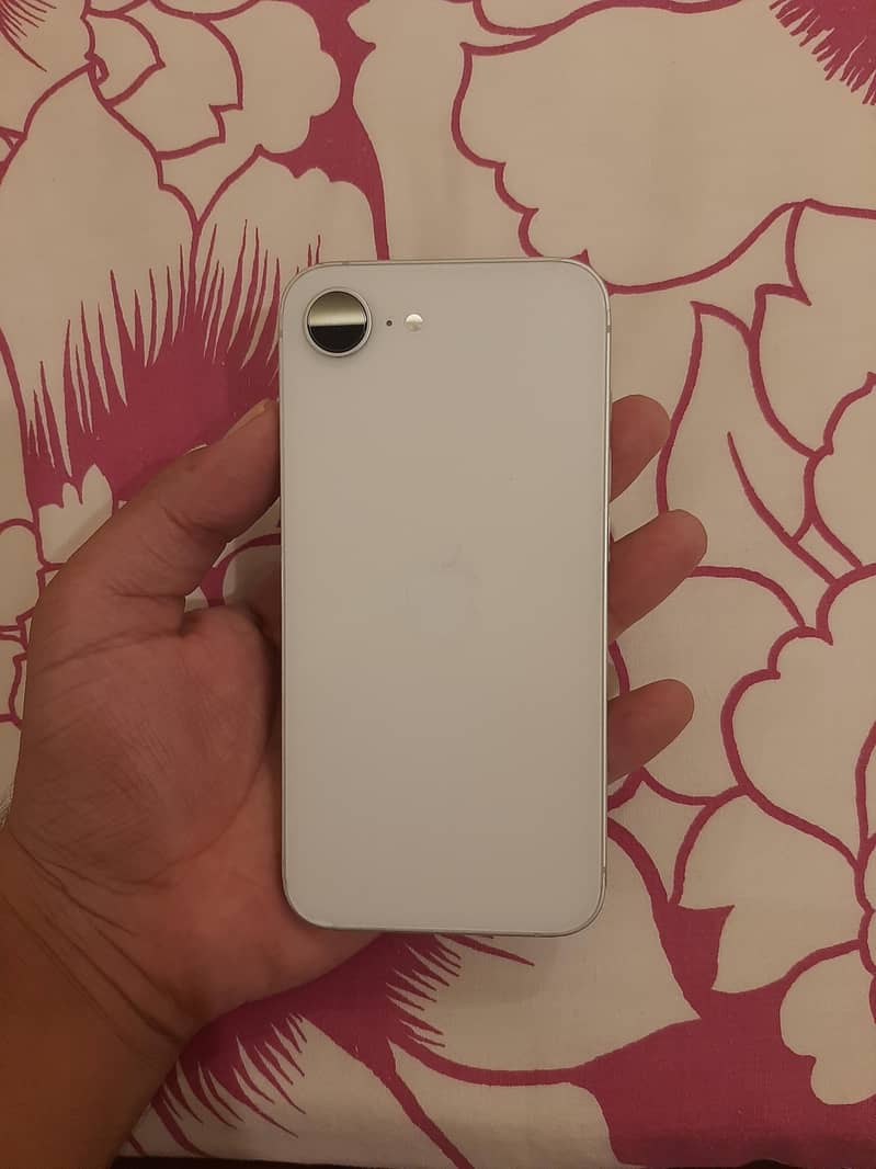 Apple iPhone 16e 1