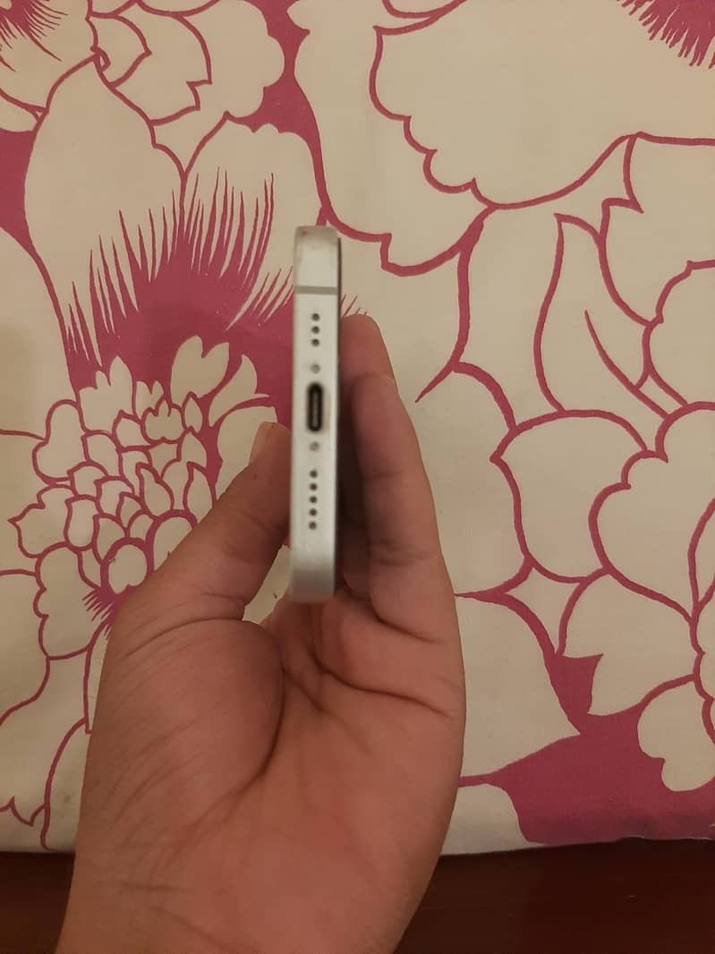 Apple iPhone 16e 3