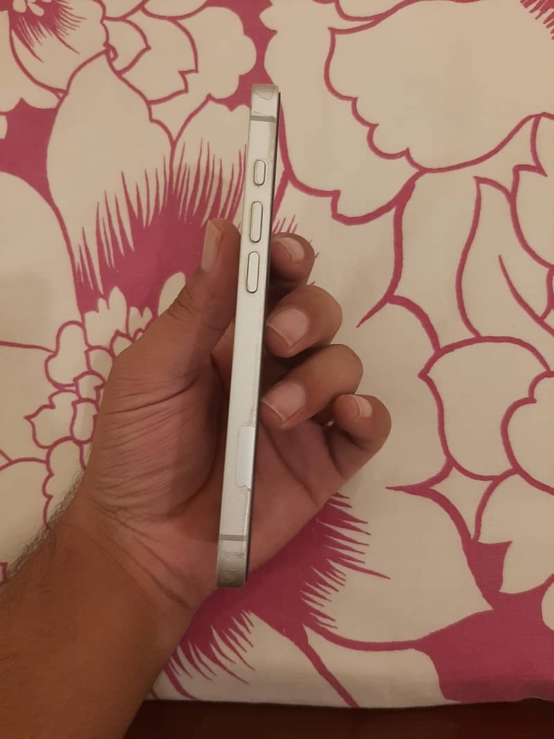 Apple iPhone 16e 4
