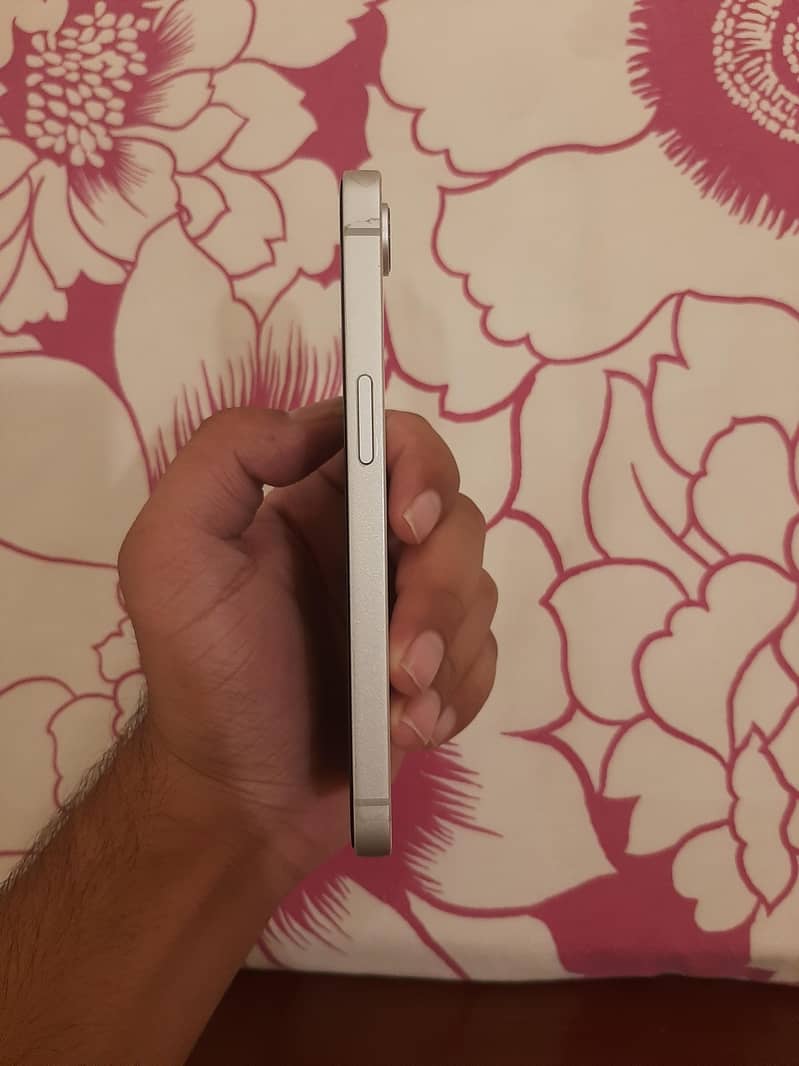 Apple iPhone 16e 5