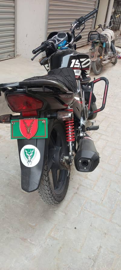 Honda 150 cb new jesi baick he Tandoallahyar city me he. 03043066900