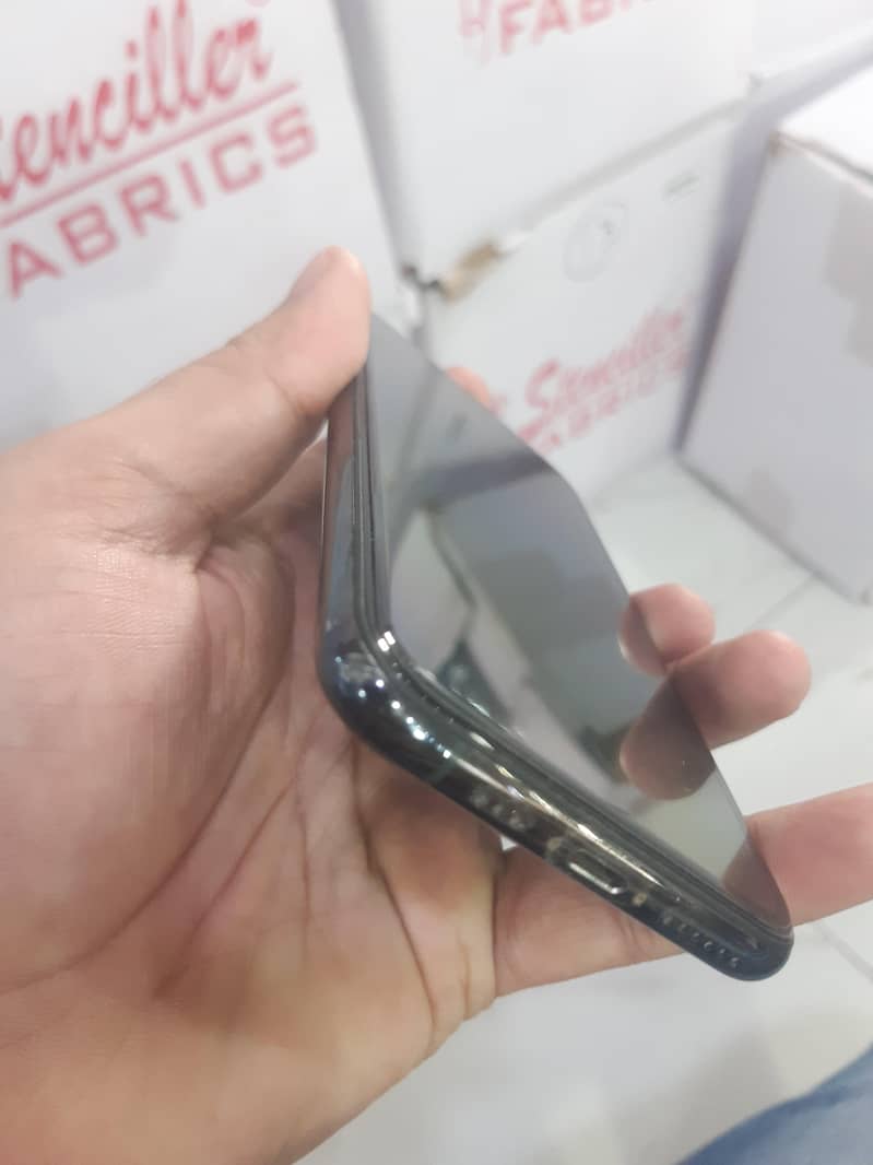Apple iPhone 11 Pro 4