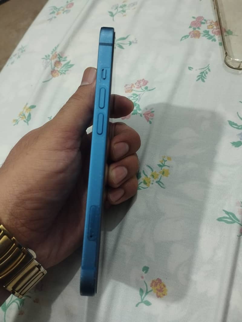 Apple iPhone 13 5