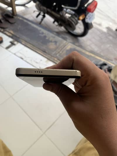 Tecno Spark 20C argent sell 4 + 128 ha