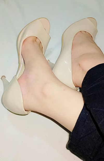 ladies Being heels , peep toe , comfortable, size 7