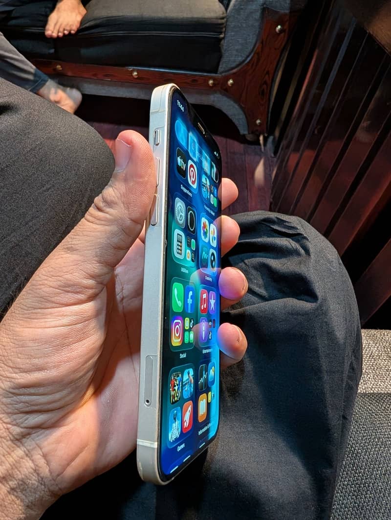 Apple iPhone 12 3