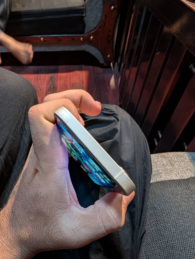 Apple iPhone 12 4