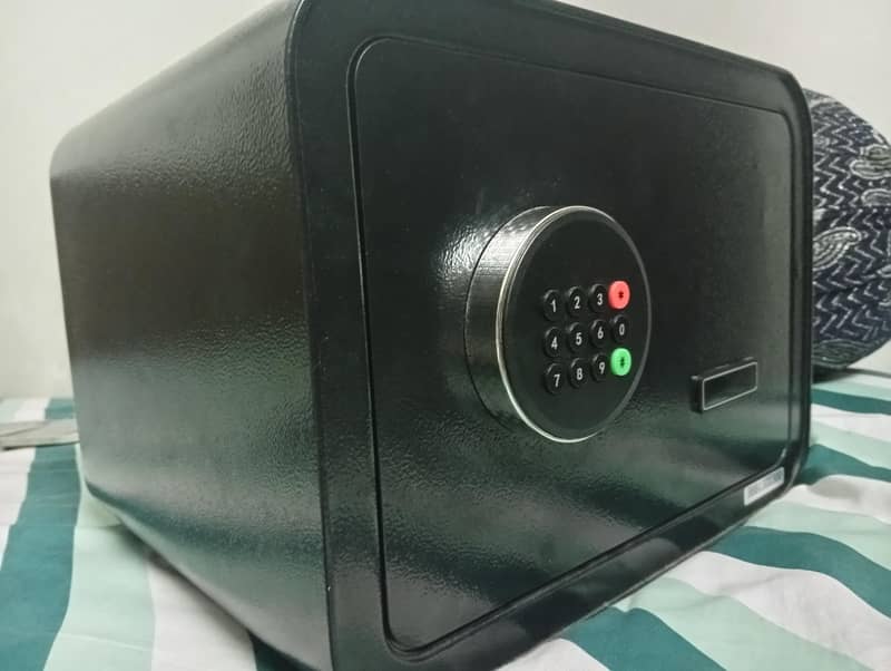 Digital Electronic Safe Locker / 1