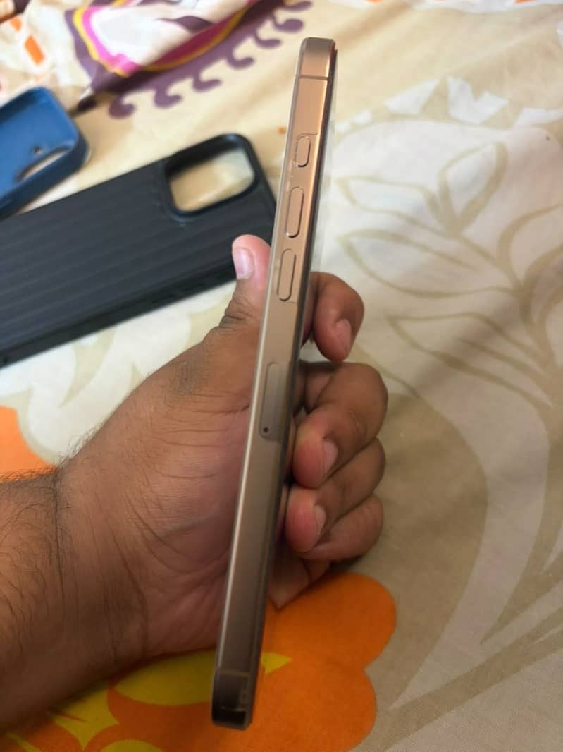 Apple iPhone 16 Pro Max 4