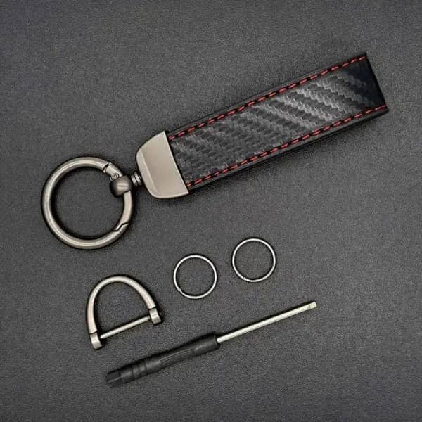 CAR KEYCHAIN CARBON LEATHER WITH RED THREAD LUXURY DESIGN STAINLESS STEEL HOOKS WITH SCREWDRIVER WITH HORSESHOE RING LOOK ELEGANT