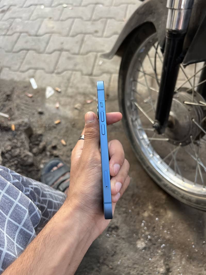 Apple iPhone 13 2