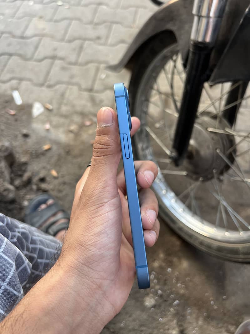 Apple iPhone 13 5