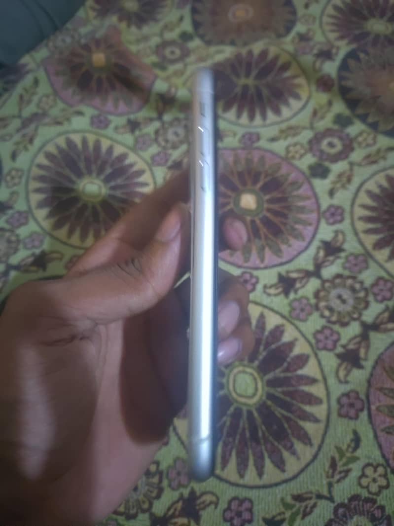 Apple iPhone 11 4