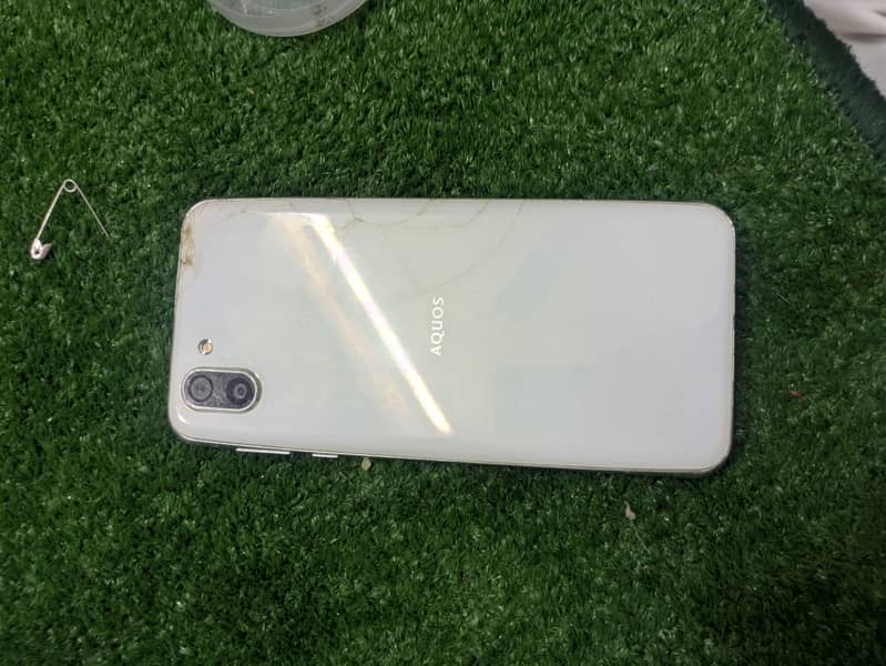Sharp Aquos R2 4