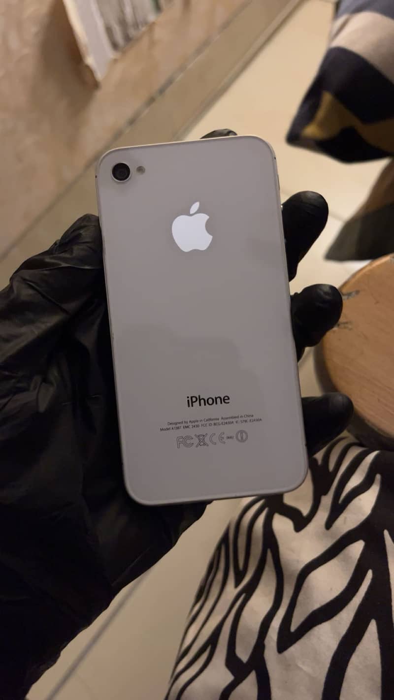 iPhone 4S 10/10 Condition 1