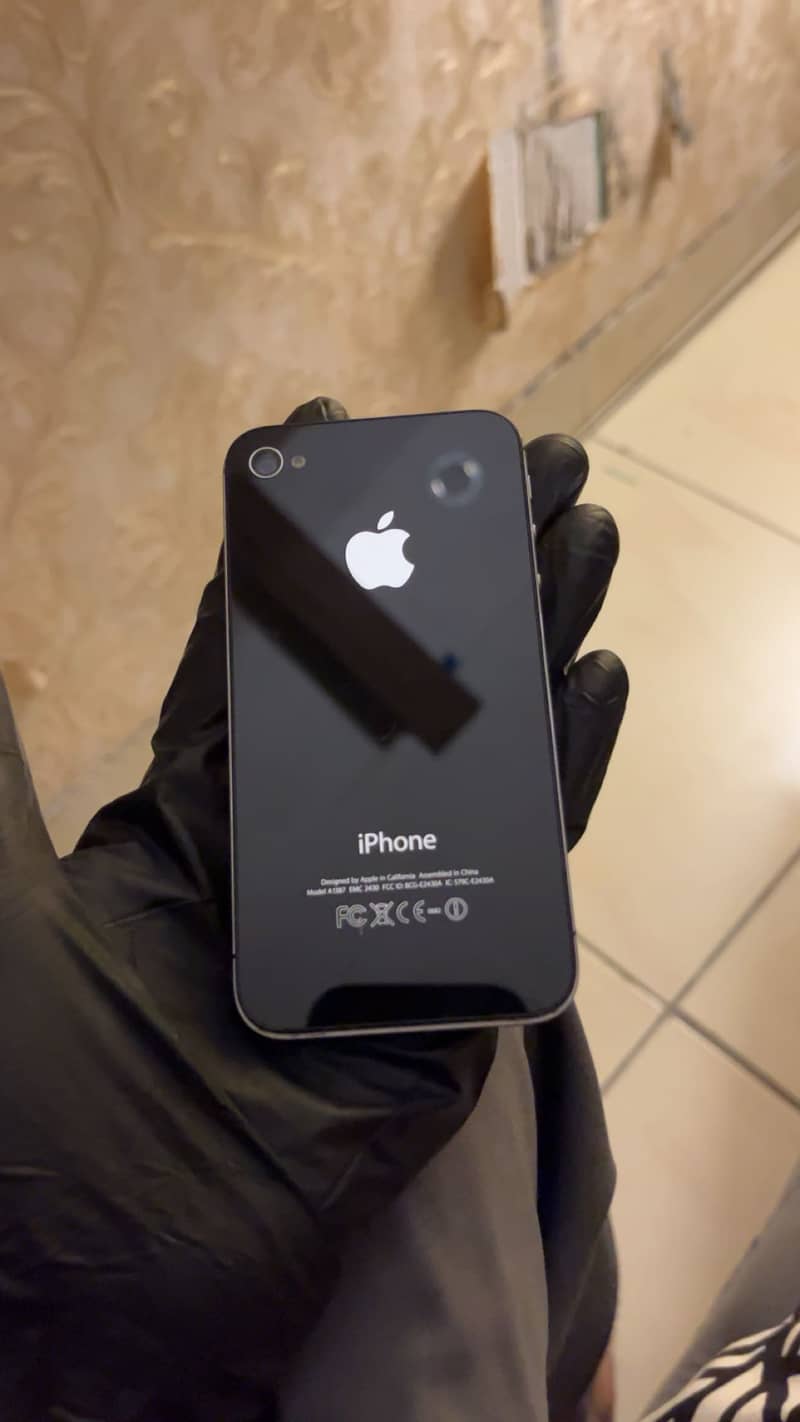 iPhone 4S 10/10 Condition 3