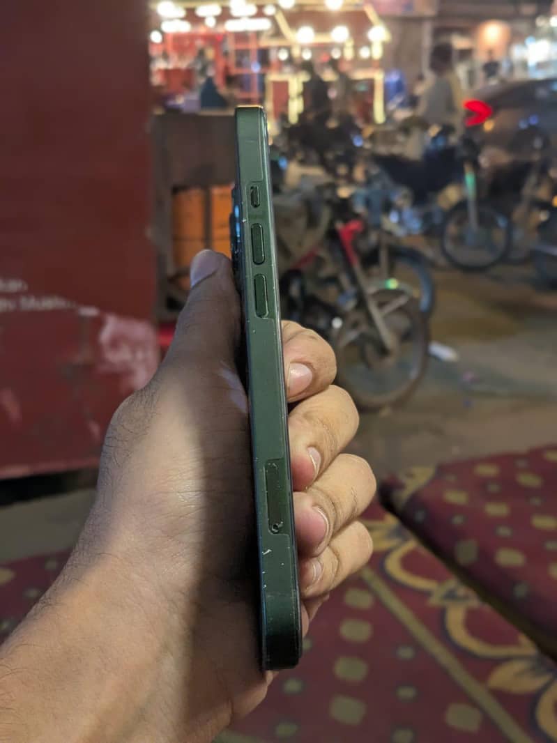 Apple iPhone 13 5