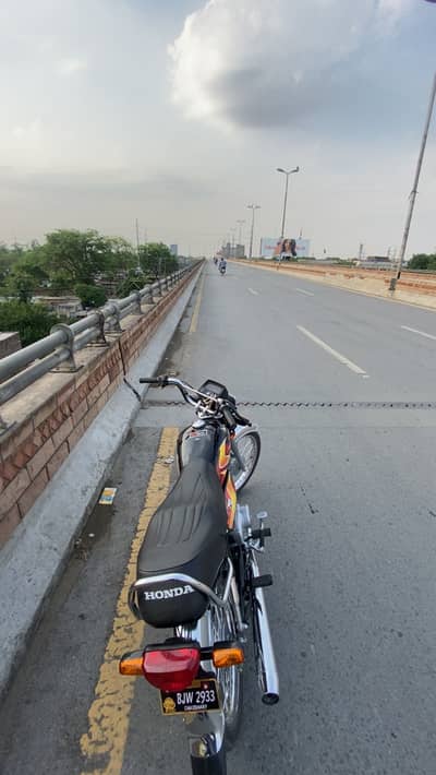 Totally gen 1 2 months use bike tankie laminated condition 10/10