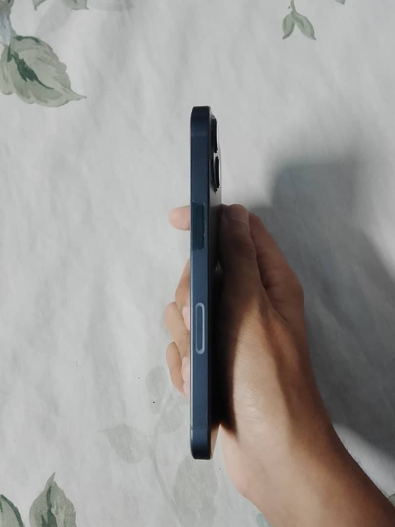 Apple iPhone 13 4