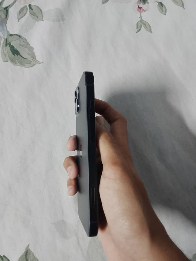 Apple iPhone 13 5