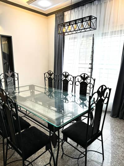 Dining table like brand new