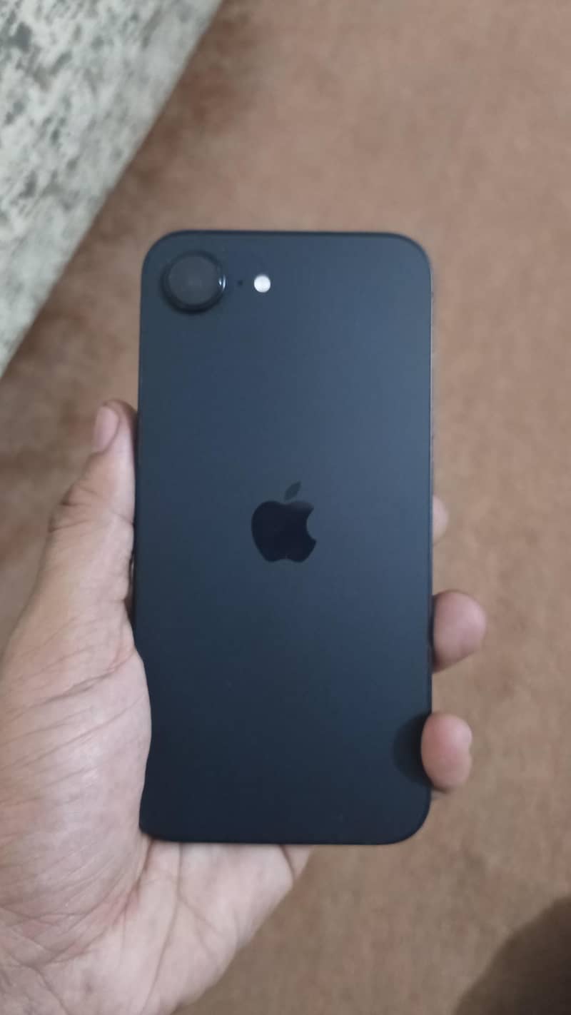 Apple iPhone 16e 2