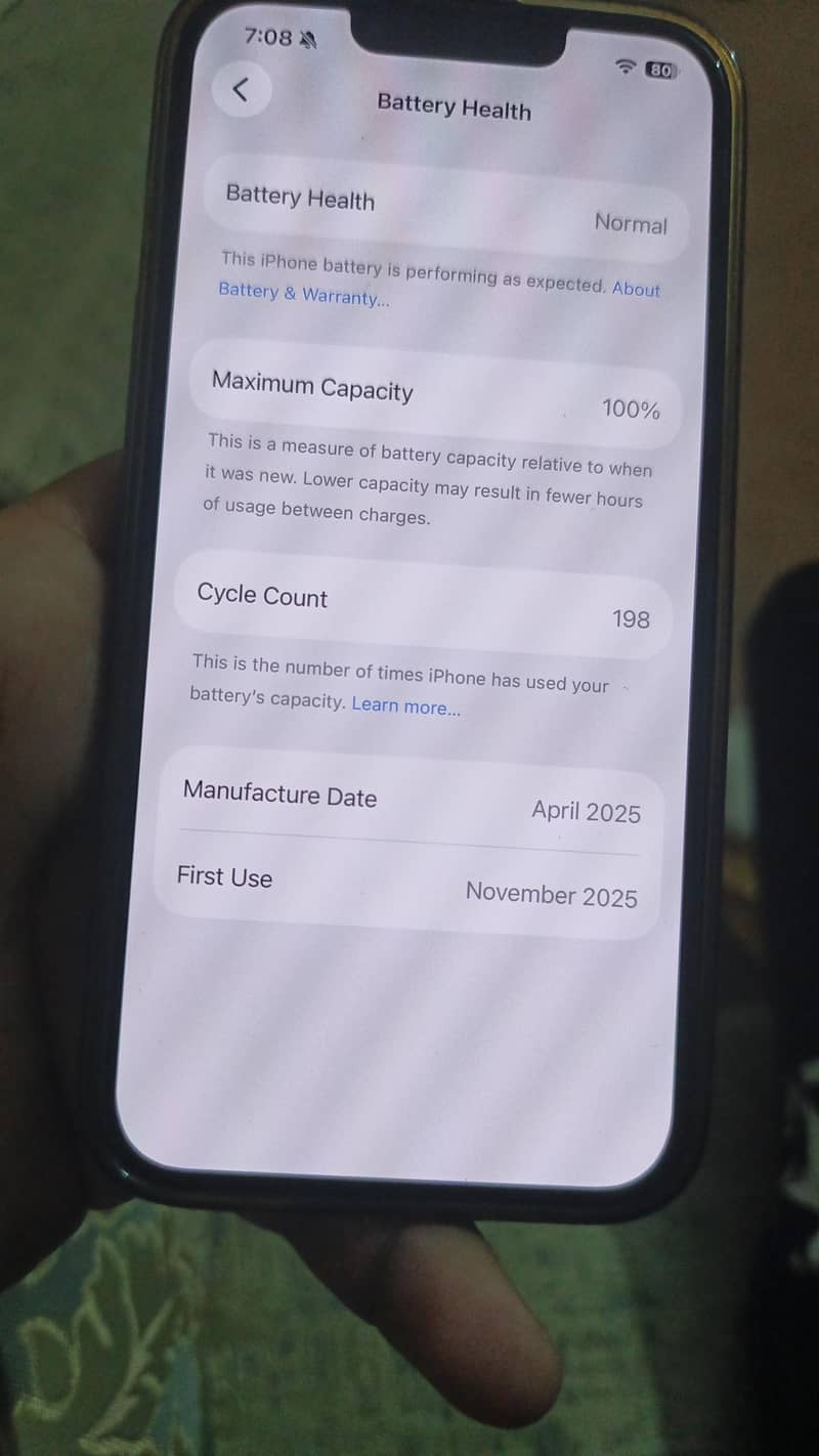 Apple iPhone 16e 4