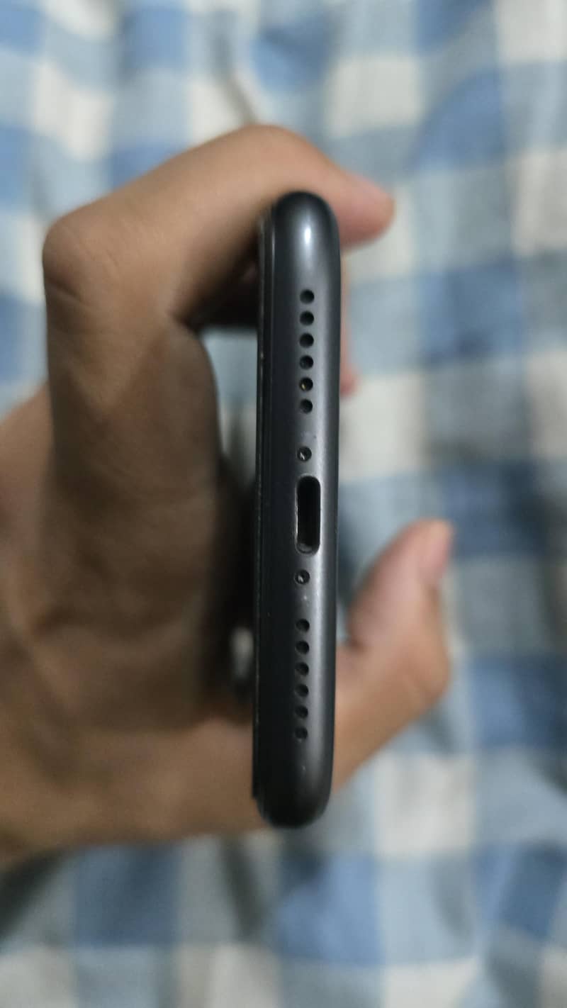Apple iPhone 11 4