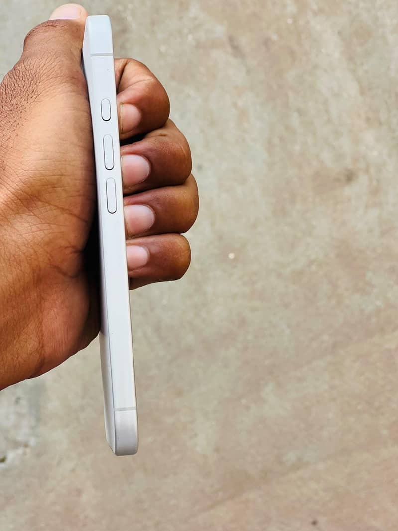Apple iPhone 16 1